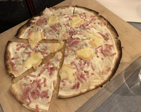 La tarte flambée eu munster de Hostellerie Alsacienne